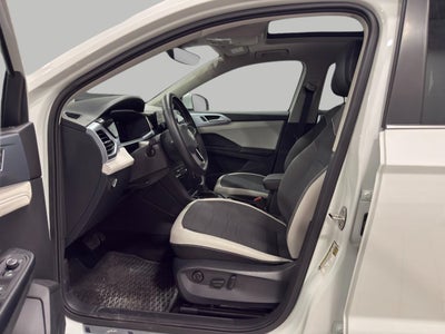 2025 Volkswagen Taos SE 4MOTION