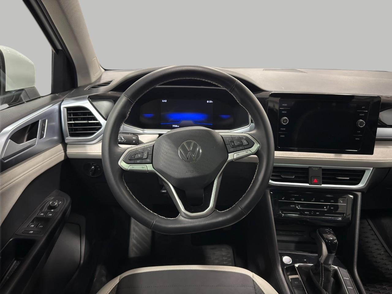 2025 Volkswagen Taos SE 4MOTION