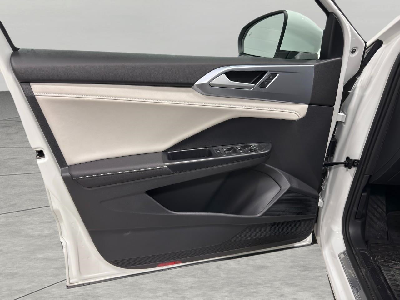 2025 Volkswagen Taos SE 4MOTION