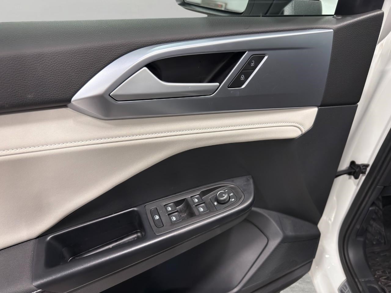 2025 Volkswagen Taos SE 4MOTION