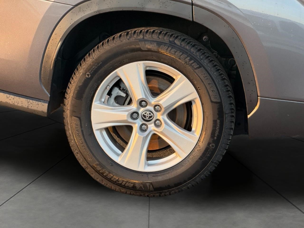 2023 Toyota Highlander Hybrid LE FWD